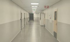 Käytävä, jolla on useita ovia molemmin puolin.