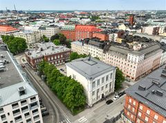 Ilmakuva rakennuksista Helsingin Kasarmikadulla. Etualalla entinen Arkkitehtuurimuseo, ympärillä muita historiallisia rakennuksia.