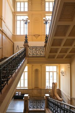 Koristeellinen portaikko entisen Arkkitehtuurimuseon sisällä.