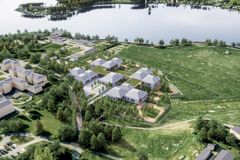 Ilmakuva ehdotuksesta Niityllä, ympäröivinä niittyjä ja metsää. Taustalla järvi.