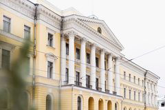 Valtioneuvoston linnan pääjulkisivu,, jossa on korkeat pylväät ja koristeellisia yksityiskohtia.