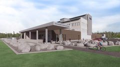 Havainnekuva Rovaniemen uudesta pääpoliisiasemasta pääsisäänkäynnin suunnasta. Monitasoinen rakennus, jonka seinässä lukee Rovaniemen pääpoliisiasema. Katettu sisäänkäynti, kivetyksiä ja istutuksia, pysäköityjä autoja sekä jalankulkija ja pyöräilijä rakennuksen edustalla.