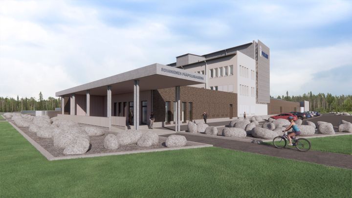 Havainnekuva Rovaniemen uudesta pääpoliisiasemasta pääsisäänkäynnin suunnasta. Monitasoinen rakennus, jonka seinässä lukee Rovaniemen pääpoliisiasema. Katettu sisäänkäynti, kivetyksiä ja istutuksia, pysäköityjä autoja sekä jalankulkija ja pyöräilijä rakennuksen edustalla.