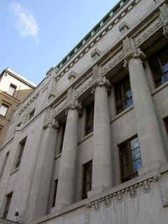 Kivinen rakennus, jossa on koristeellisia pylväitä ja veistoksia.