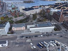 Ilmakuva Helsingin keskustasta, jossa näkyy katuja, rakennuksia ja ranta.