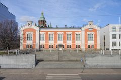 Uspenskin katedraali näkyy taustalla punatiilisen rakennuksen takana, keskellä leveät portaat, edessä suojatie.