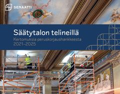 Säätytalon peruskorjauksesta kertovan kirjan kansi. Rakennustelineitä ja koristeltu katto.
