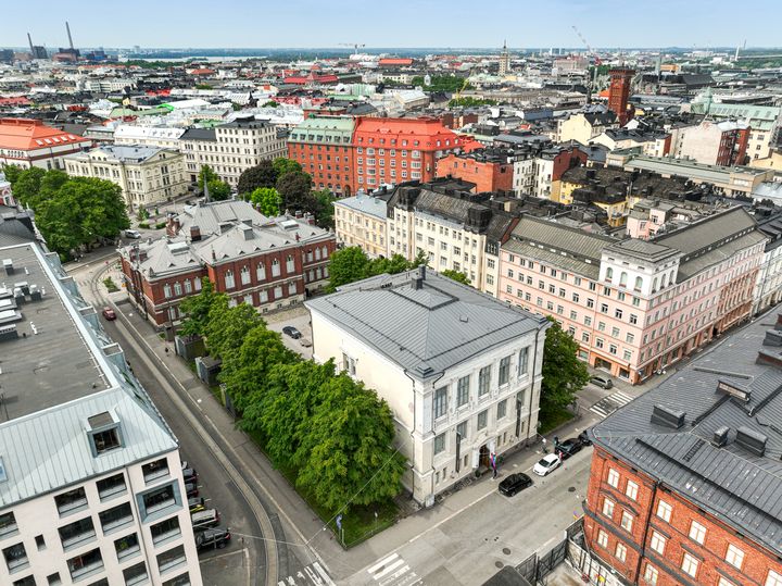 Ilmakuva kaupunkimaisemasta, jossa on vanhoja kerrostaloja ja katuja.