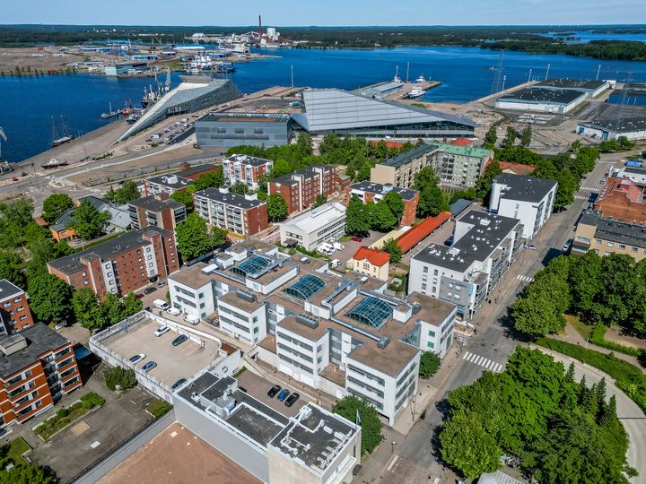 Senaatti-kiinteistöt on myynyt Kotkan keskustassa osoitteessa Laivurinkatu 1–3 sijaitsevan virastotalon ja siihen kuuluvan paikoitushallin Finskas Br Ab:lle.