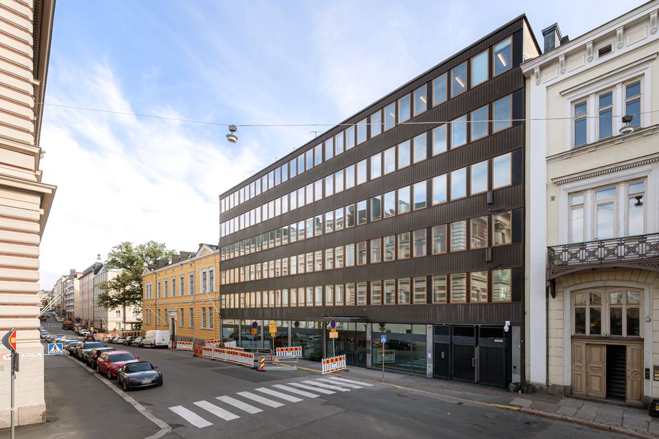 Rakennukset sijaitsevat arvostetulla Kruununhaan alueella Helsingin kantakaupungissa. Kokonaisuuteen kuuluu kaksi eri aikakausien rakennusta vuosilta 1877 ja 1960.