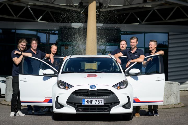 Kuvassa on SmartFleetin työntekijöitä.