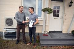 Kalle Nevala (vasemmalla) onnittelee hämeenlinnalaista Harri Vartiaista energiakisan voitosta.