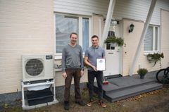 Harri Vartiainen (oikealla) vastaanotti Vihreä Älyenergian Kalle Nevalan toimittaman diplomin Suomen Energiaälykkäimmästä Kodista