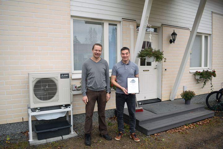 Harri Vartiainen (oikealla) vastaanotti Vihreä Älyenergian Kalle Nevalan toimittaman diplomin Suomen Energiaälykkäimmästä Kodista