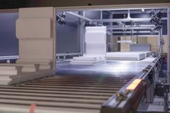 After utilization, the recipients return the boxes, which are fitted with RFID chips (Radio Frequency Identification), to a refreshment center. There, a fully automatic system measures and weighs them to re-use the boxes as many times as possible, deploying them within a circular economy.