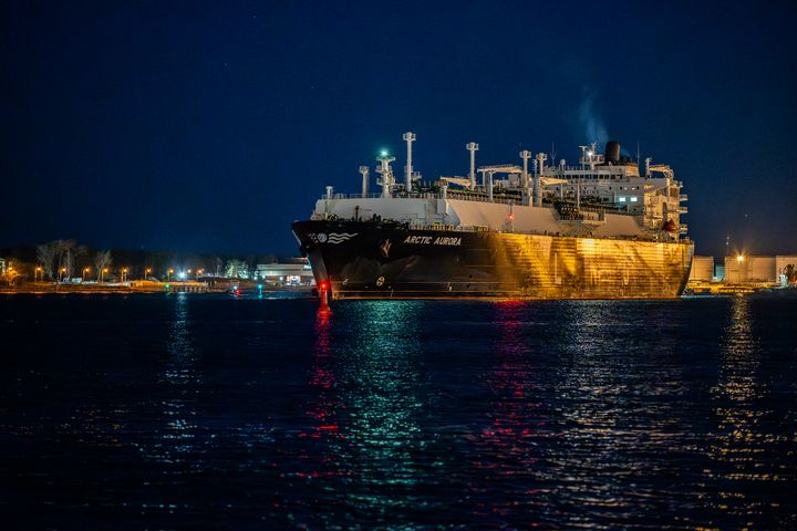Norjalainen energiayhtiö Equinor toimitti Elengerille uuden LNG-erän Liettuan Klaipėdan satamaan Arctic Aurora -laivalla huhtikuussa. Kuva: Elenger