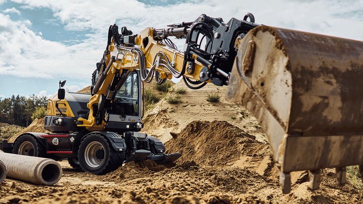 Novatronin Xsite 3D on standardoitu, valmistajasta ja koneesta riippumaton koneohjausjärjestelmä. Kuvassa: Xsite 3D -asennus Wacker Neuson EW100 -koneessa, jossa käytetään MiC 4.0 BUS -liitäntää lisälaitteille.