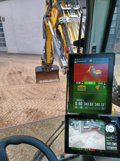 Novatronin Xsite® 3D on standardoitu, valmistajasta ja koneesta riippumaton koneohjausjärjestelmä. Kuvassa Xsite® 3D -asennus Wacker Neuson EW100 -koneessa, jossa käytetään MiC 4.0 BUS -liitäntää lisälaitteille.