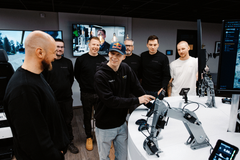 Koneohjaus vaatii sekä kehittyneen järjestelmän, että osaavan kuskin. Kalle Rovanperä tutustuu Novatronin Xsite 3D -koneohjausjärjestelmään Novatron Oy:n teknologiakeskuksella Pirkkalassa.