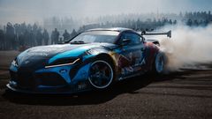 Yleisö seuraa Kalle Rovanperän driftaamista Novatronin teknologiakeskuksen pihamaalla Pirkkalassa.