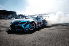 Kalle Rovanperä driftaa Novatron Oy:n toimipisteen pihamaalla Mansen Mörinät -tapahtumassa huhtikuussa 2026.