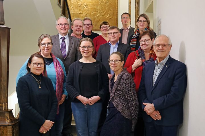 Kuvassa TSV:n hallituksen jäseniä ja varajäseniä Tieteidne talon rappukäytävässä.