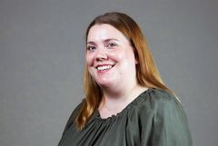 Naishenkilö hymyilee.