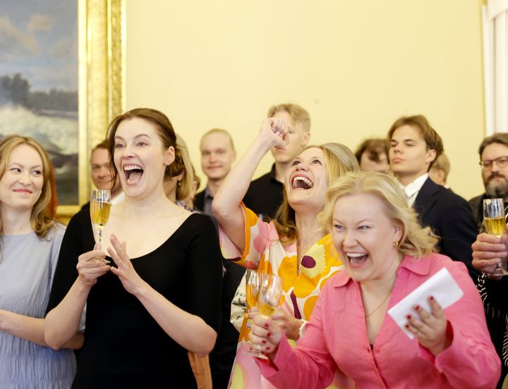 Tiedonjulkistamisen valtionpalkinnon 2025 näytelmästä Jumppatytöt saaneet Katariina Havukainen, Ella Lahdenmäki ja Inkeri Hyvönen juhlivat palkintojenjakotilaisuudessa.