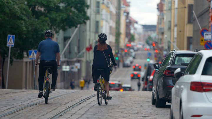 Kaksi kaupunkipyöräilijää Helsingissä