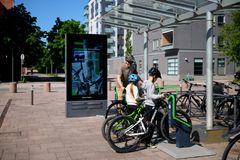 Bikeep-asema kauppakeskus Iso Omenan edustalla