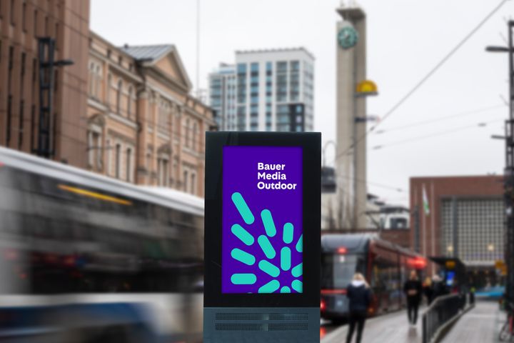 Havainnekuva 75" mainoslaitteesta Tampereella