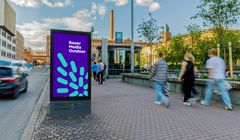 Havainnekuva uudesta 75" mainoslaitteesta Tampereella