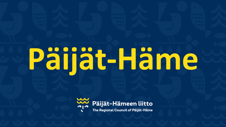 Sinisellä taustalla keltainen teksti: Päijät-Häme. Alareunassa Päijät-Hämeen liiton logo.