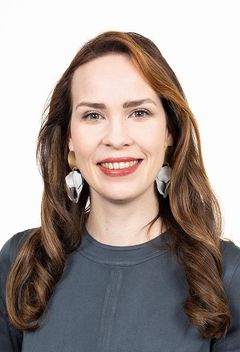 Kansanedustaja Hilkka Kempin kasvokuva.