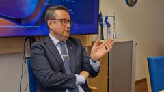 Mies istuu kokoustilassa.