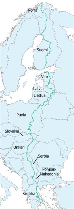 Kartta, johon merkitty Itä-Euroopan maat ääriviivoin. Karttaan merkitty vihreällä viivalla EuroVelo-pyöräilyreitti. Se alkaa Kreikasta ja kulkee Pohjois-Makedonian, Serbian, Unkarin, Slovakian, Puolan, Liettuan, Latvian ja Viron kautta Suomeen, josta jatkuu Norjaan saakka.