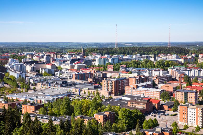 Ilmakuva kaupungista. Taustalla kaksi radiomastoa.