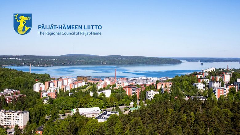 Ilmakuva Lahden kaupungista. Järven rannan tuntumassa kerrostaloja ja metsää.