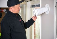 Mies asentaa Velco-korvausilmaventtiiliä.