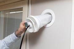 Kuvassa Velco-korvausilmaventtiili ja VTT:n mittalaitteistoa.