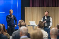 Jouni Törnqvist ja Miika Kaski puhumassa tilaisuudessa