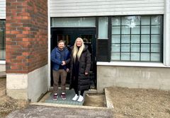 Saariselän Lääkärikeskuksen Janne Vaattovaara ja Santa's Hotel Tunturin hotellinjohtaja My Manner kättelevät tulevan Saariselän Lääkärikeskuksen ovella, Santa's Hotel Tunturin Siula -talolla