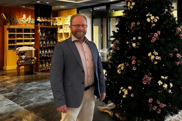 Pasi Latva hotellin aulassa