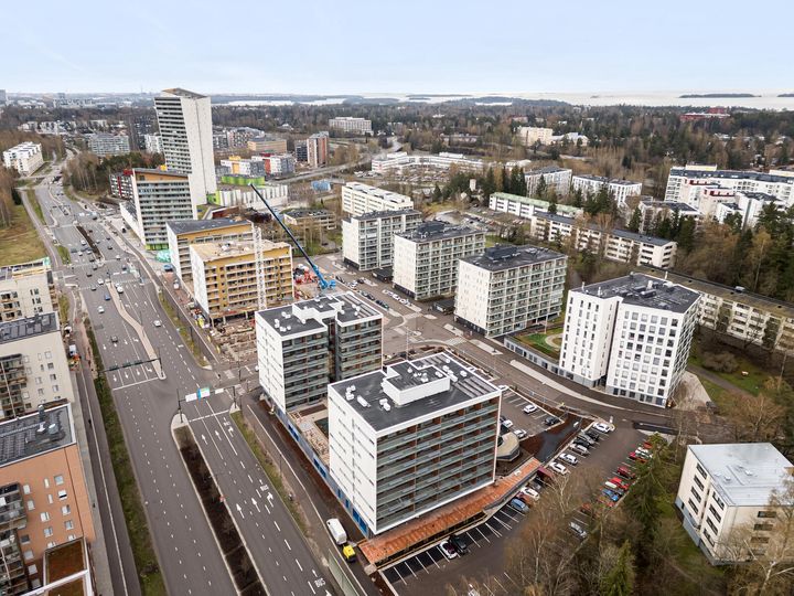 Ilmakuva Niittykummuntieltä, jonka varrella on useita kerrostaloja..