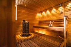 Sauna, jossa on puinen lauteet ja kiuas.