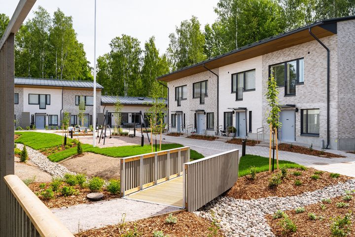 Rivitaloasuntoja vehreällä alueella Espoossa.