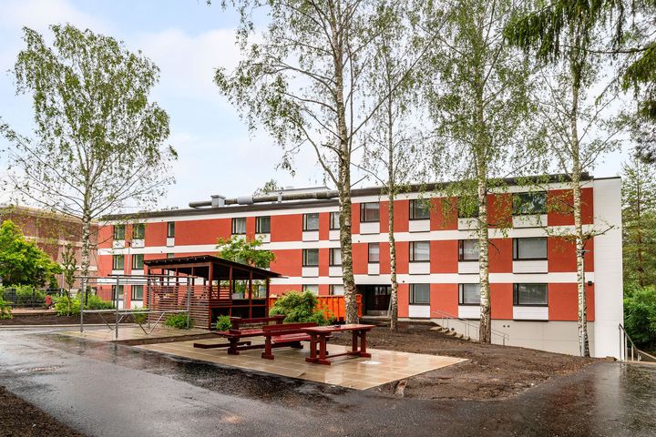 Espoon Asuntojen peruskorjattu kolmikerroksinen kerrostalo Olarissa.
