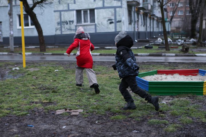 Kaksi lasta leikkimässä leikkikentällä.