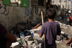 Lapsi seisoo Gazan kadulla raunioiden keskellä. Sota alkoi 7. lokakuuta 2023 ja sodan aikana henkensä on menettänyt yli 21 000 lasta.