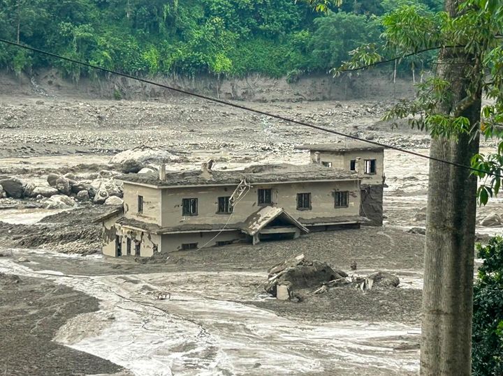 Nepalissa Rasuwan alueella sijaitseva koti on mudan ja romun ympäröimä alueen halki pyyhkäisseiden voimakkaiden tulvien jäljiltä.
